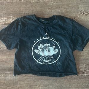 Black cropped lotus tee